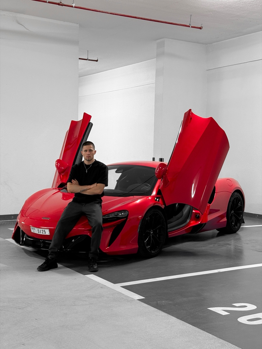 Roman Onta con un McLaren rojo en Dubái