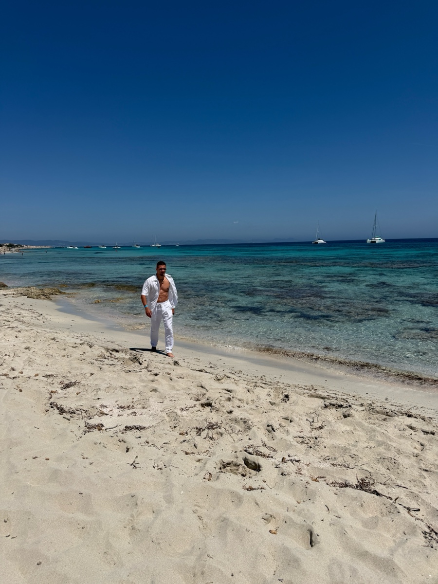 Roman Onta en la playa de Ibiza